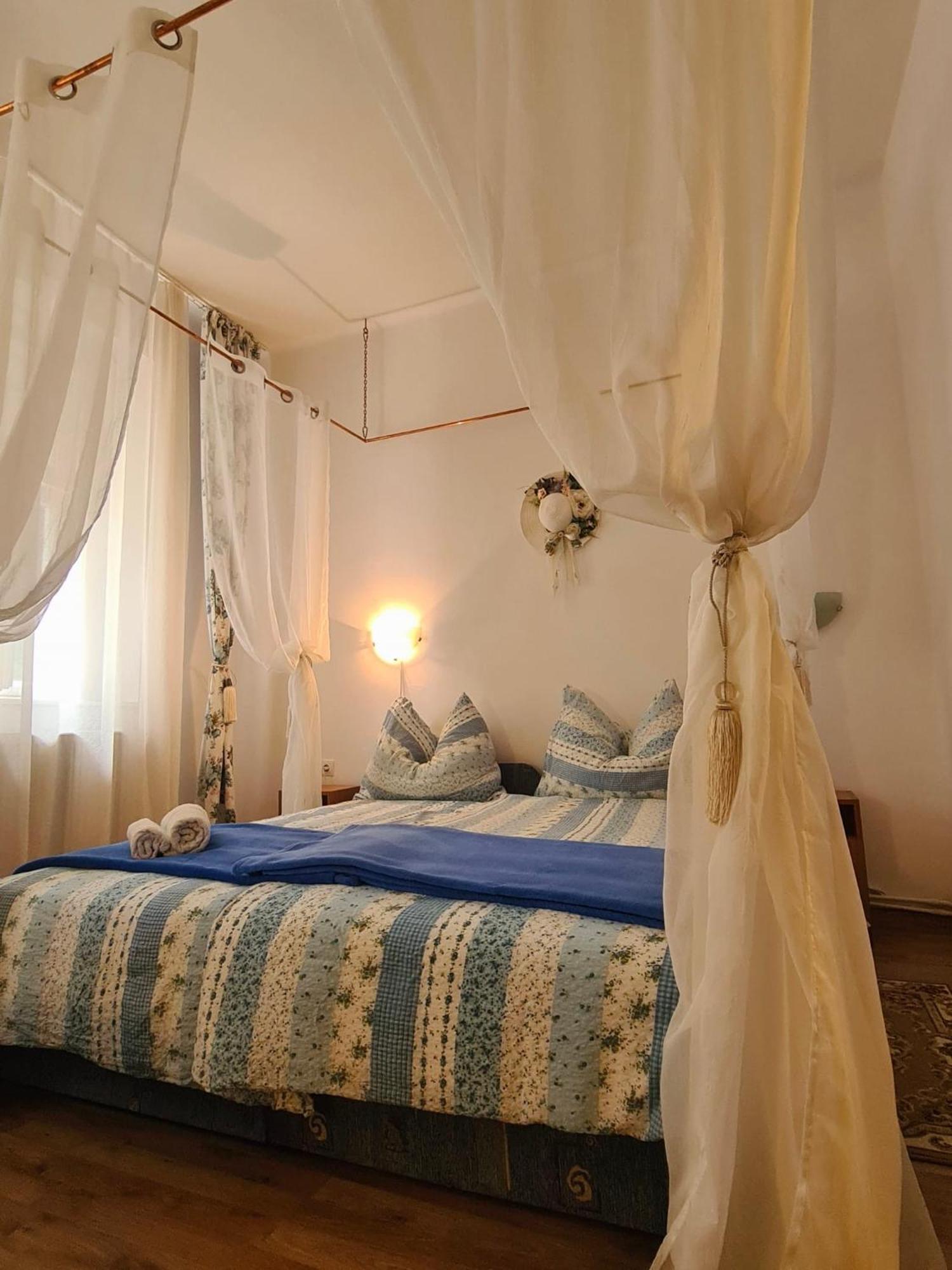 Hotel Pensiunea Schwartzy à Makó Extérieur photo
