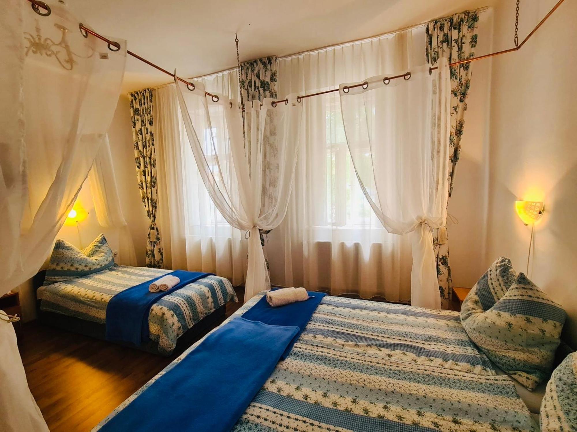 Hotel Pensiunea Schwartzy à Makó Extérieur photo