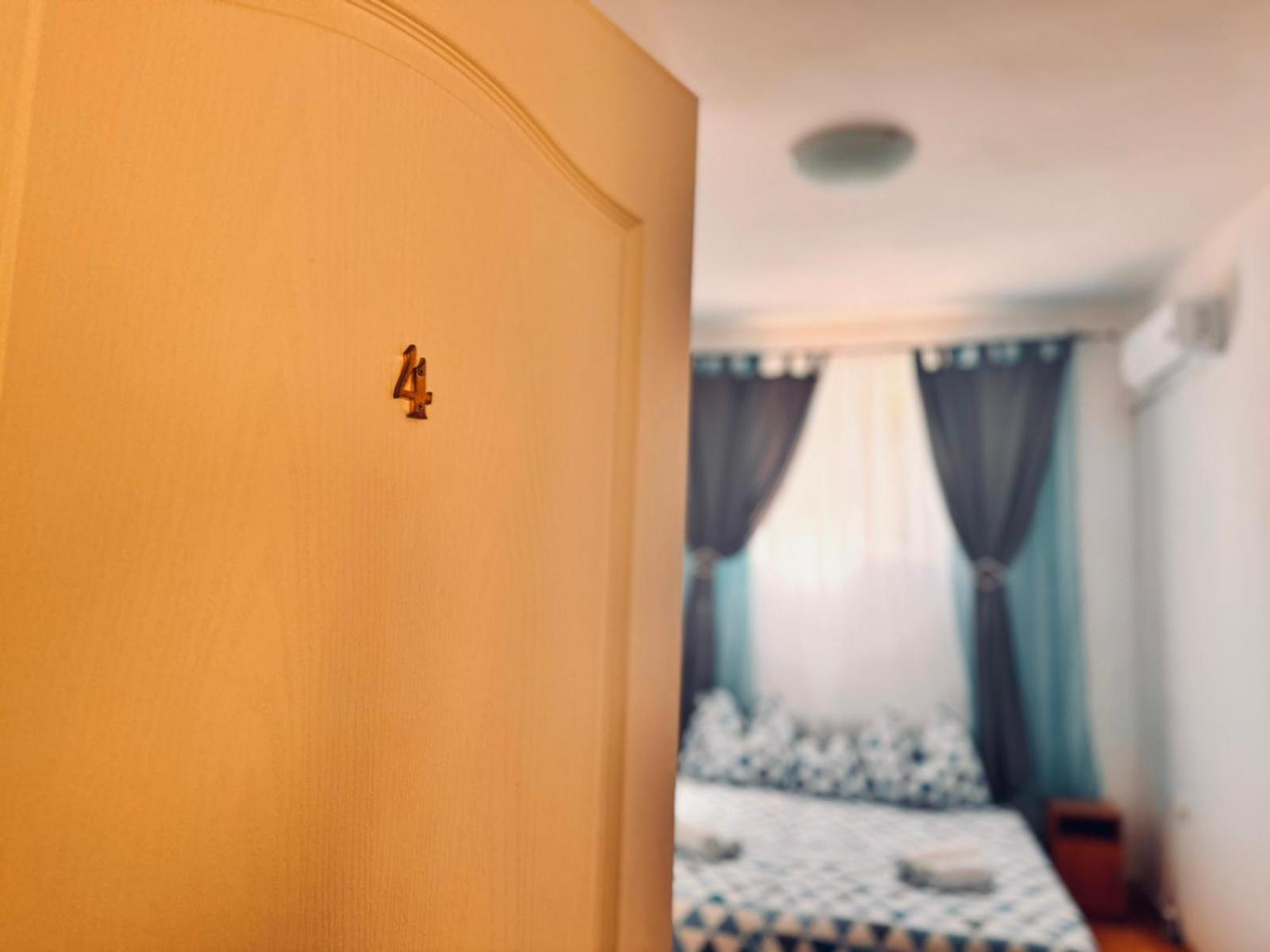 Hotel Pensiunea Schwartzy à Makó Extérieur photo