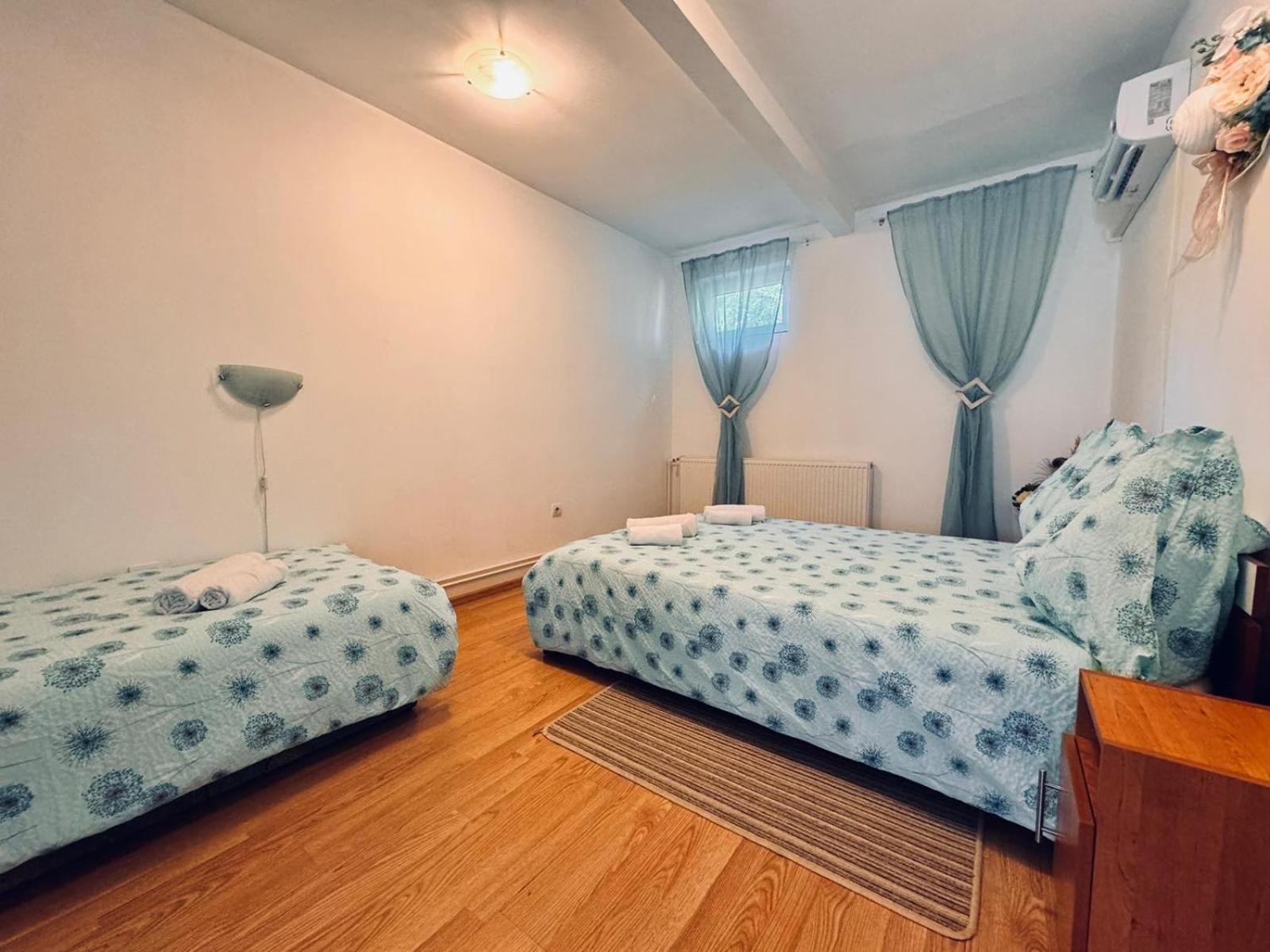 Hotel Pensiunea Schwartzy à Makó Extérieur photo