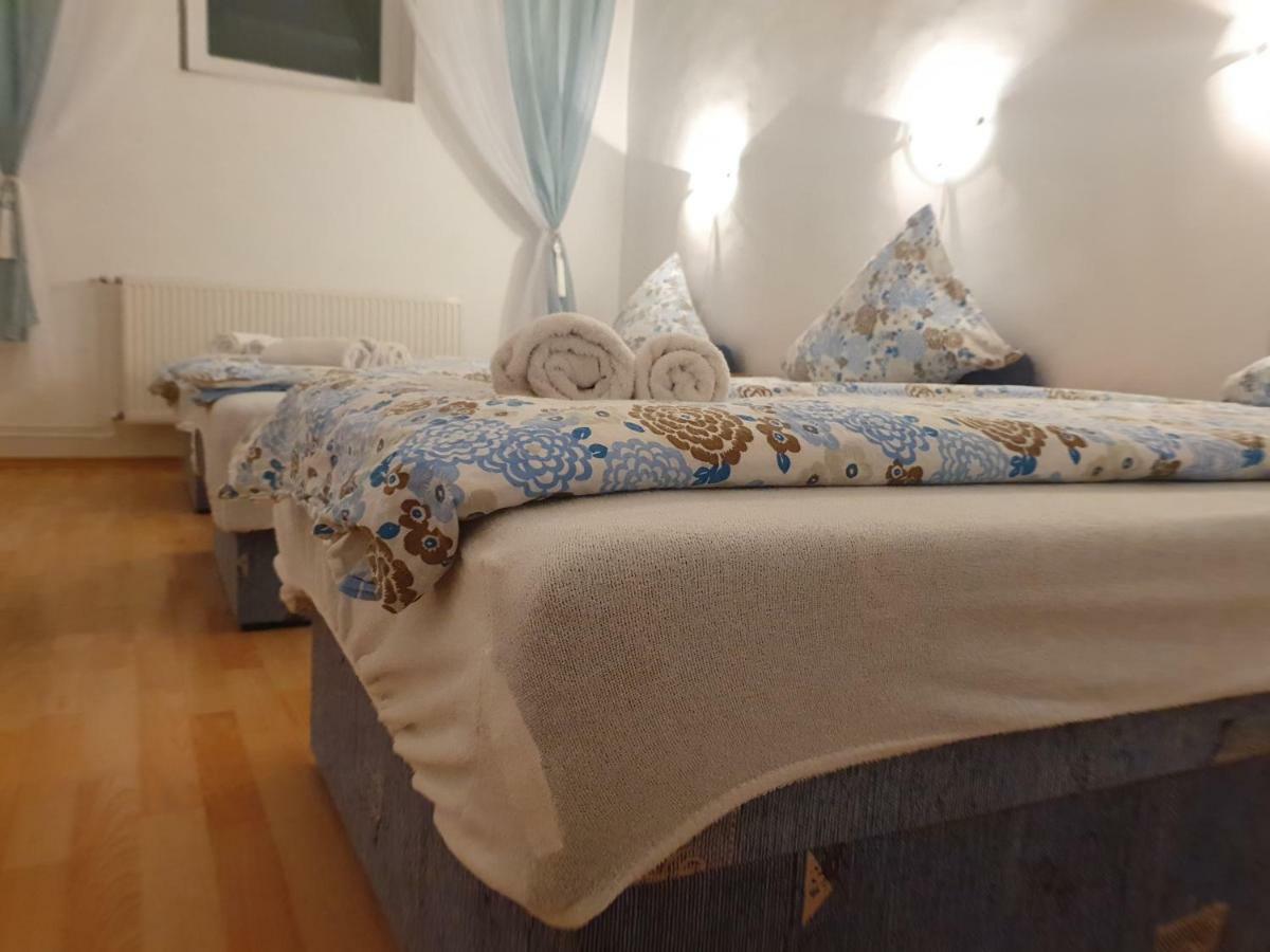 Hotel Pensiunea Schwartzy à Makó Extérieur photo
