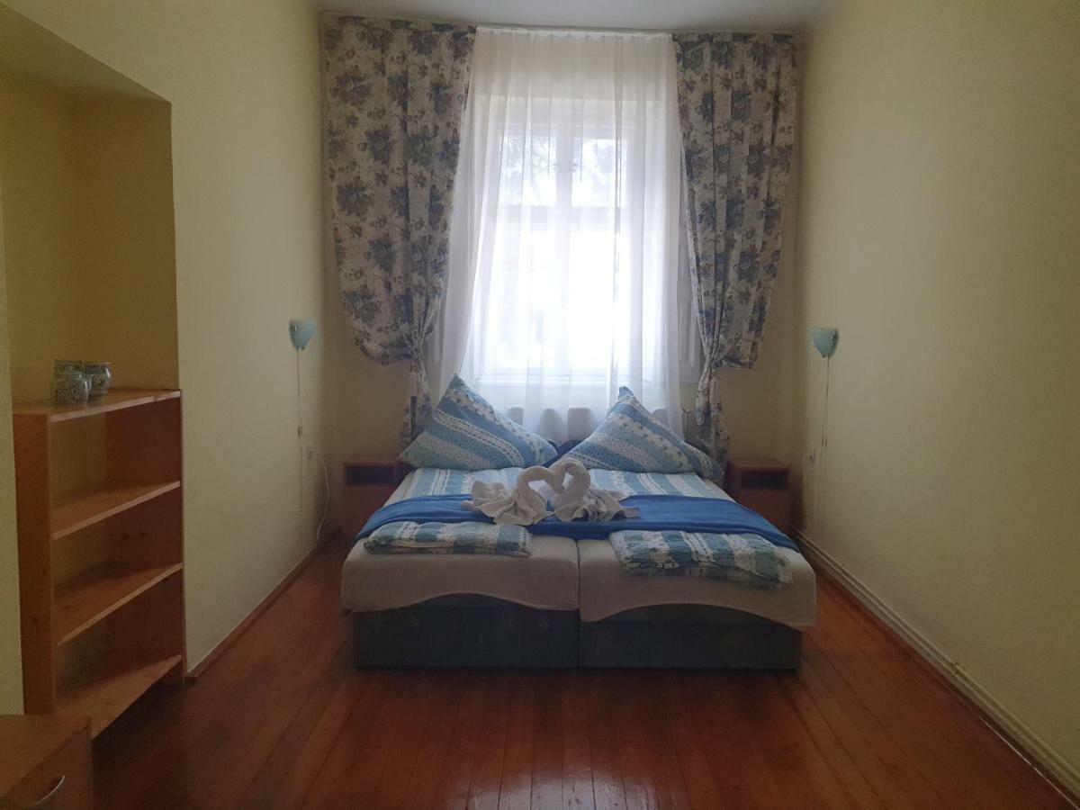 Hotel Pensiunea Schwartzy à Makó Extérieur photo